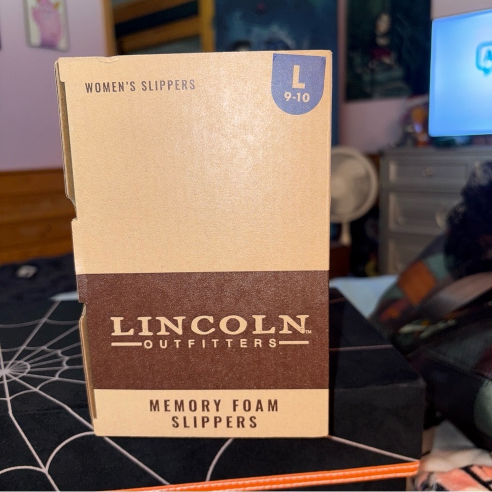 Lincoln Outfitters Red Memory Foam Slippers - Picture 6 of 7